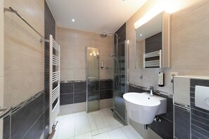Double Room Single Use, Canal View | Bathroom | Shower, hair dryer, towels - Hotel Zum Halbmond (Lauenburg)
