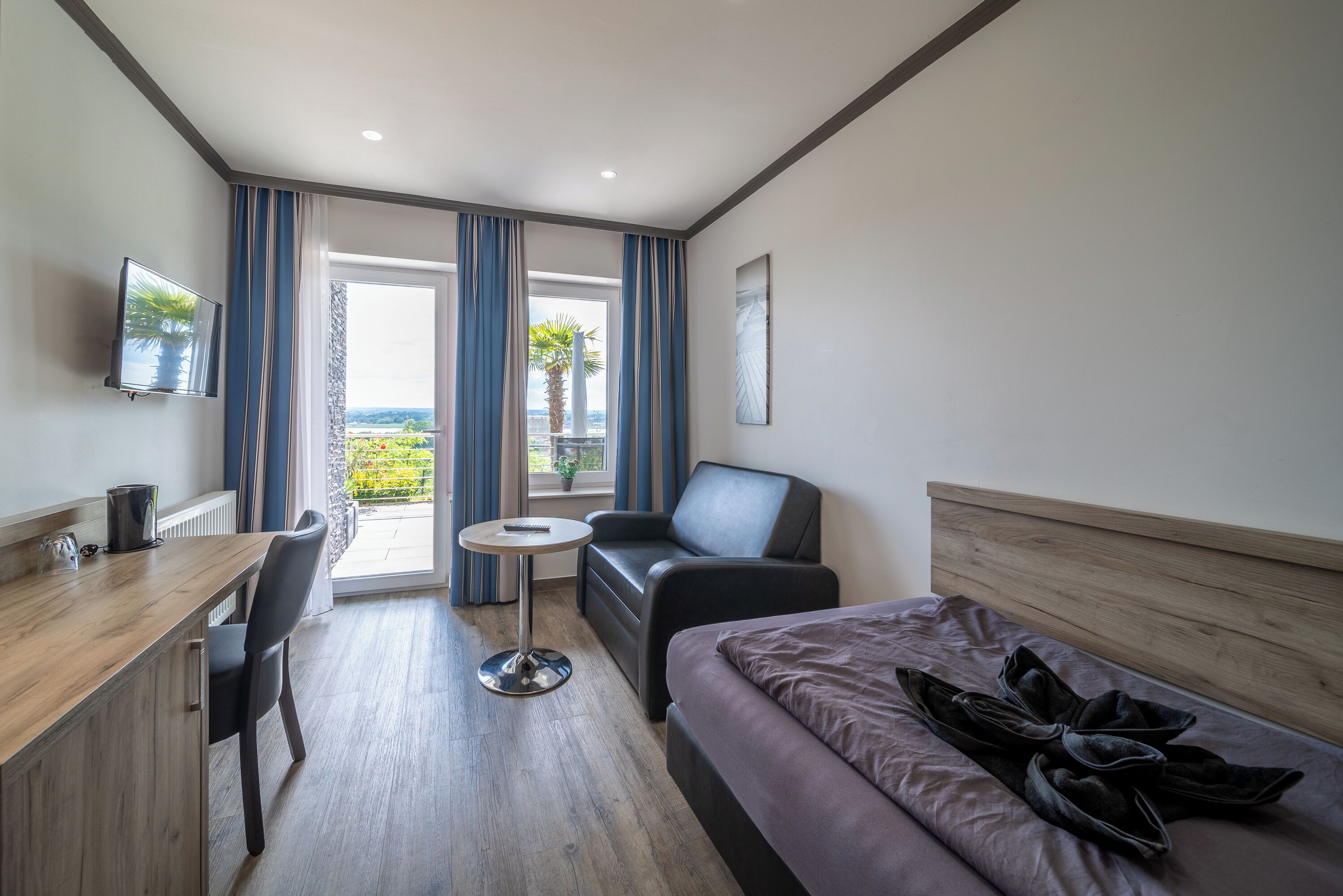 Yhden hengen huone, näköala kanavalle | Ylelliset vuodevaatteet, työpöytä, silitysrauta/-lauta