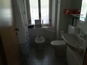 A small bathroom with a toilet, bidet, and sink. - B&B Brunate Kangucavallo (Brunate)
