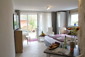 Studio (Vulkanhöhe ) | Premium bedding, individually decorated, individually furnished, desk