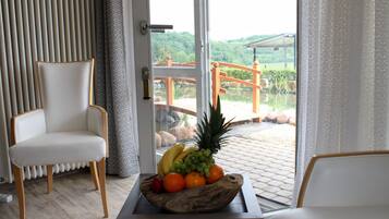 Studio (Vulkanhöhe ) | Premium bedding, individually decorated, individually furnished, desk