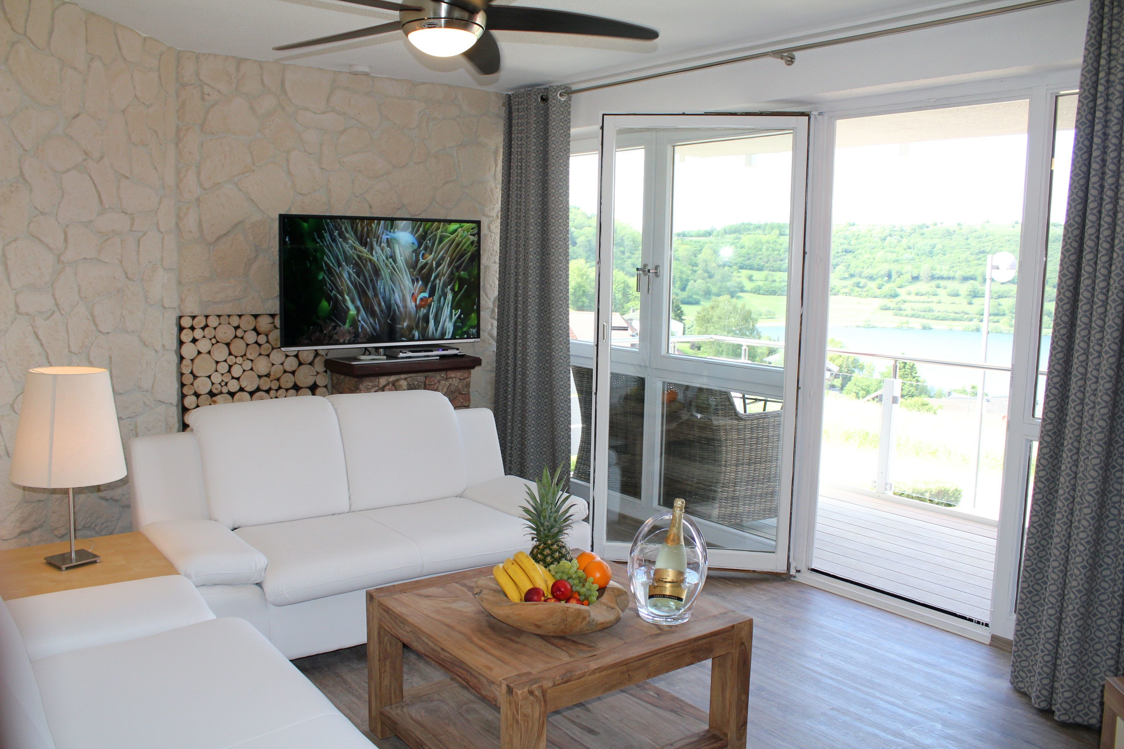 Apartment (Ferienwohnung Maarpanorama) | Premium bedding, individually decorated, individually furnished, desk