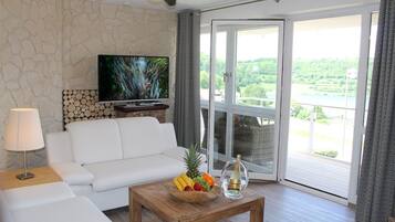 Apartment (Ferienwohnung Maarpanorama) | Premium bedding, individually decorated, individually furnished, desk