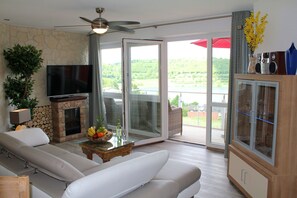 Apartment (Ferienwohnung Seepanorama) | Premium bedding, individually decorated, individually furnished, desk - Ferienwohnungen Maarberg Resort (Schalkenmehren)