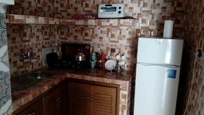 Departamento, 2 habitaciones | Cocina privada | Refrigerador con congelador, microondas, horno y parrilla de estufa 