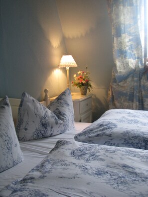 Desk, iron/ironing board, free WiFi, bed sheets - Hotel Zum Gondoliere (Oranienbaum-Wörlitz)