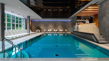Innenpool, geöffnet von 07:00 Uhr bis 21:00 Uhr, Liegestühle