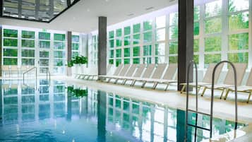 Inomhuspool med öppettider 07.00 till 21.00, och solstolar