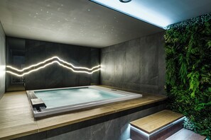 Indoor spa tub