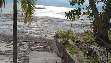 Ubicación cercana a la playa, arena blanca y kayak