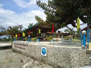 Beach nearby, white sand, kayaking