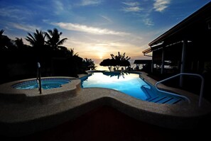 Una piscina al aire libre