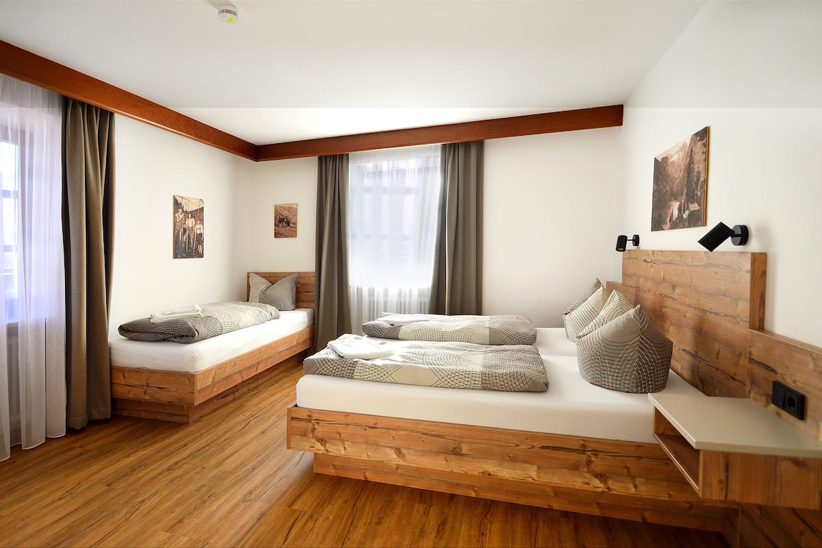 free cots/infant beds, free wifi