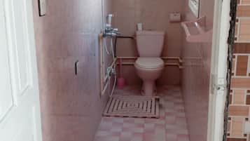 Estudio romántico, 1 habitación | Baño | Regadera, amenidades de baño gratuitas, toallas