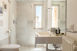 Ferienhaus, Mehrere Betten, Stadtblick (Trastevere Charming Penthouse) | Badezimmer | Kostenlose Toilettenartikel, Haartrockner, Bidet, Handtücher