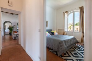 Casa, varias camas, vistas a la ciudad (Trastevere Charming Penthouse) | 3 dormitorios, decoración individual, mobiliario individual y escritorio