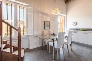 Maison, plusieurs lits, vue ville (Trastevere Charming Penthouse) | Restauration dans la chambre