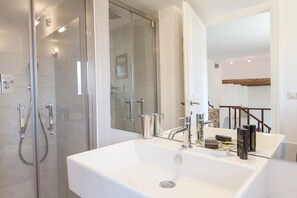 Hus - flere senge - byudsigt (Trastevere Charming Penthouse) | Badeværelse | Gratis toiletartikler, hårtørrer, bidet, håndklæder