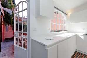 Casa, letti multipli, vista città (Art Deco Terrace Apartment) | Cucina privata | Frigorifero, forno, piano cottura, lavastoviglie