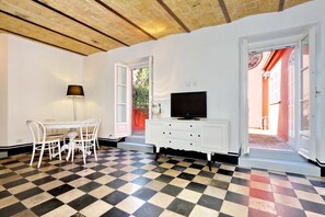 Casa, letti multipli, vista città (Art Deco Terrace Apartment) | Area soggiorno | TV