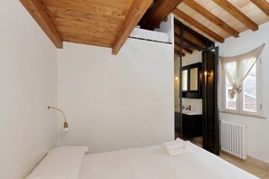 House, 2 Double Beds, City View (Pantheon Luxury Terrace Attic) | 2 bedrooms, free WiFi, bed sheets