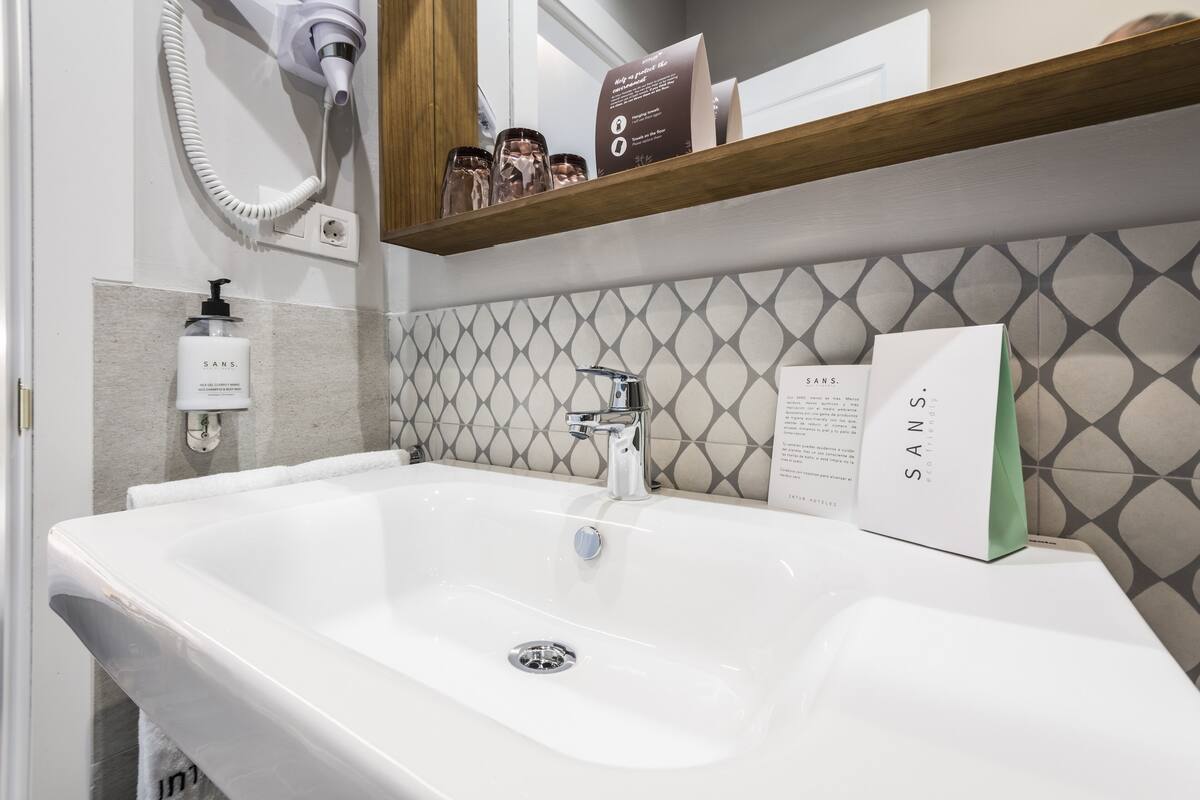 shower, free toiletries, towels