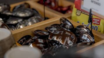Esposizione di barrette di cioccolato con cartellini dei prezzi in un negozio.