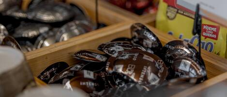 Une étagère où sont exposées des barres de chocolat, chacune avec son étiquette de prix, dans un magasin.