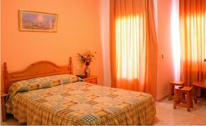 Cofres nos quartos, escrivaninha, cortinas blackout, berços grátis