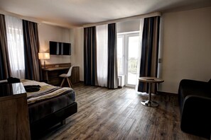 Comfort Apartment, 3 Bedrooms, 2 Bathrooms | 1 bedroom, premium bedding, in-room safe, desk - Ferienwohnung Zum Halbmond (Lauenburg)