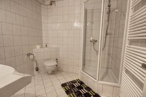 Comfort-lejlighed - 3 soveværelser - 2 badeværelser | Badeværelse | Bruser, håndklæder