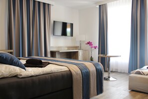 Comfort Apartment, 3 Bedrooms, 2 Bathrooms | Living area
