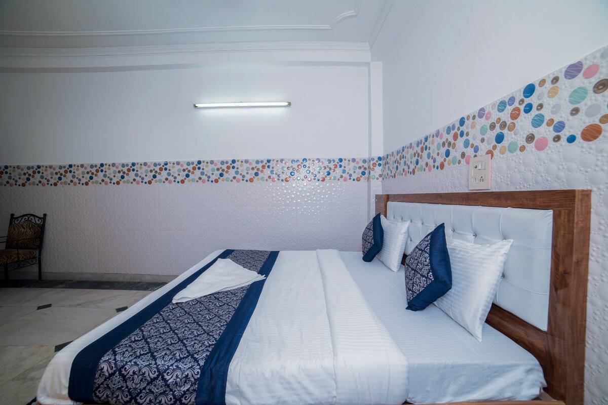 Camera Deluxe | Una scrivania, insonorizzazione, Wi-Fi gratuito, lenzuola