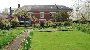 A brick building with a garden in front. - Le Clos Verlaine (Fampoux)
