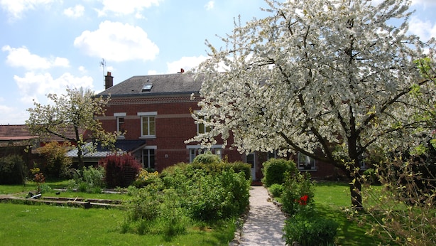 A brick house with a garden path leading to the entrance. - Le Clos Verlaine (Fampoux)