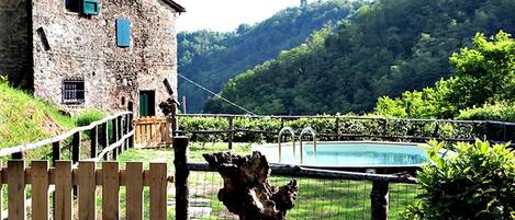 En säsongsöppen utomhuspool