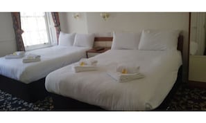 Habitación cuádruple, 2 camas matrimoniales | Escritorio y espacio para trabajar con laptop 