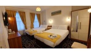 Habitación cuádruple, 2 camas dobles | Escritorio y espacio para trabajar con un portátil