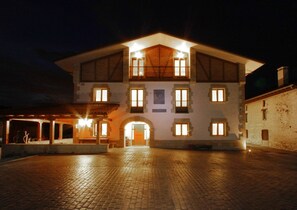 Boendets fasad - kväll/natt