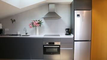 Apartamento Deluxe, vistas al mar | Cocina privada | Frigorífico grande, microondas, horno y placa de cocina
