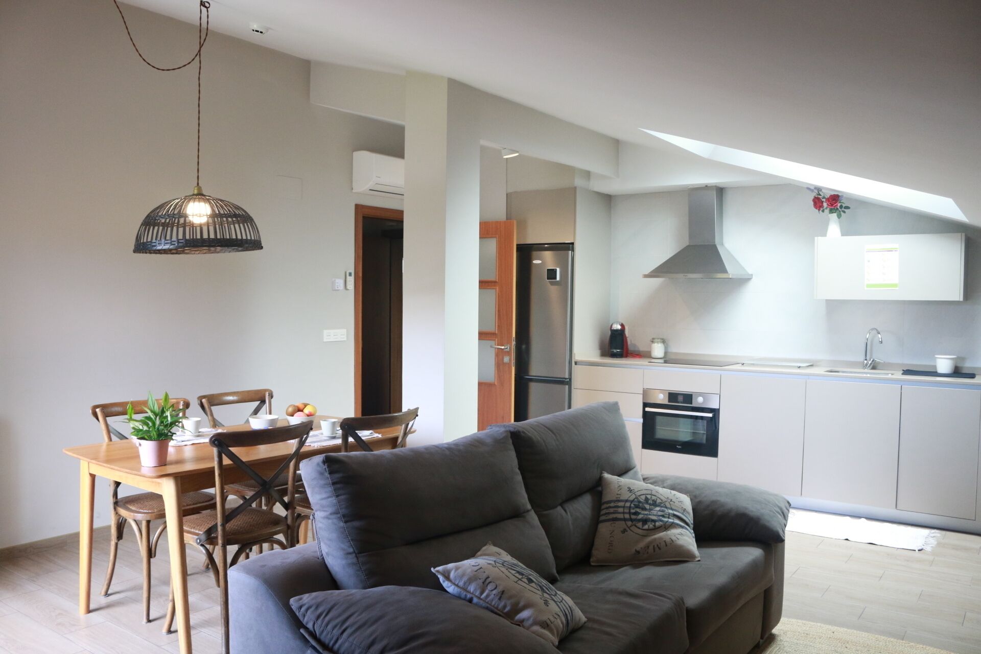 Deluxe-huoneisto, merinäköala | Oleskelualue | Taulutelevisio