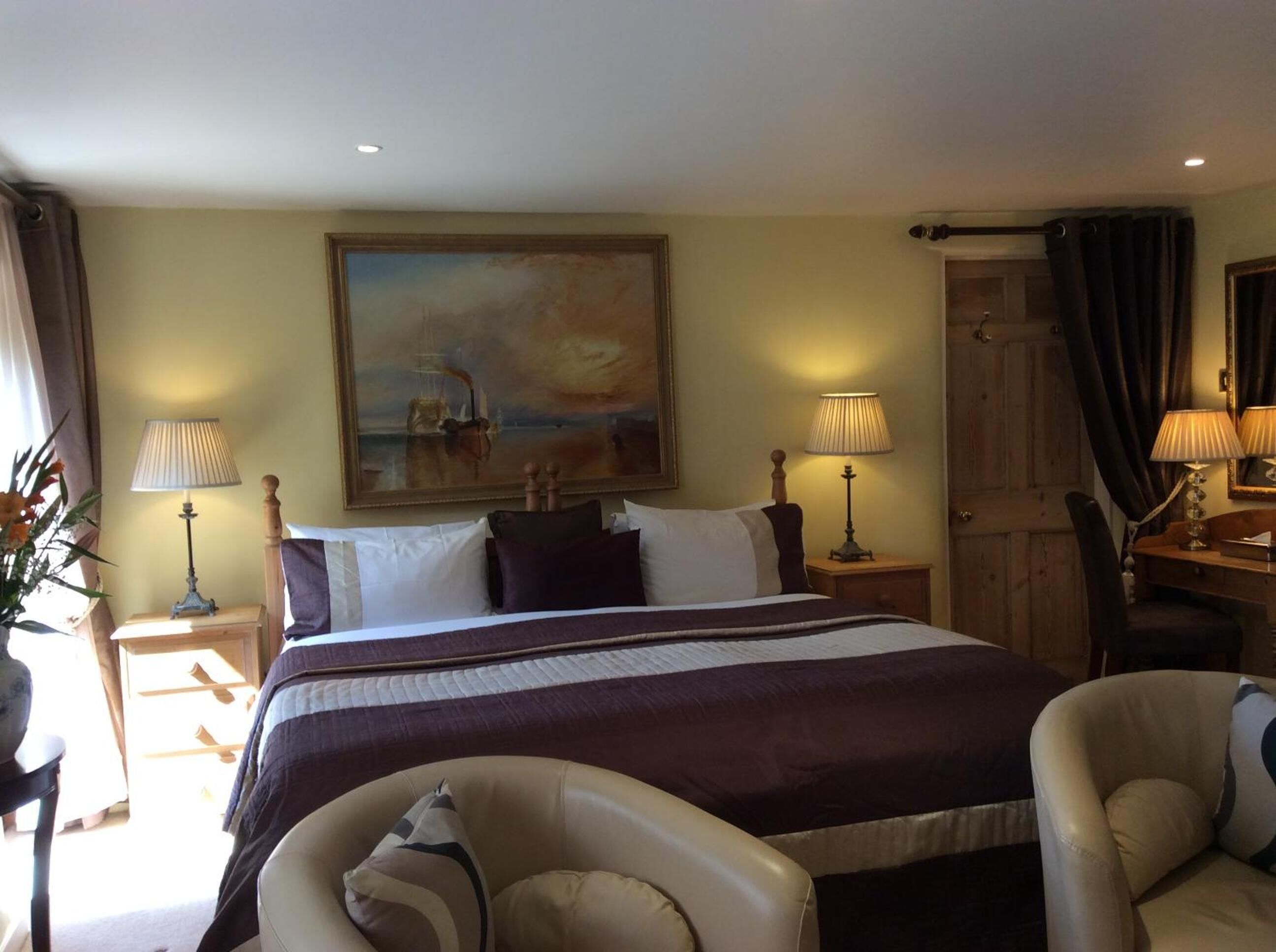 مكتب وواي فاي مجانًا وملاءات أسرّة