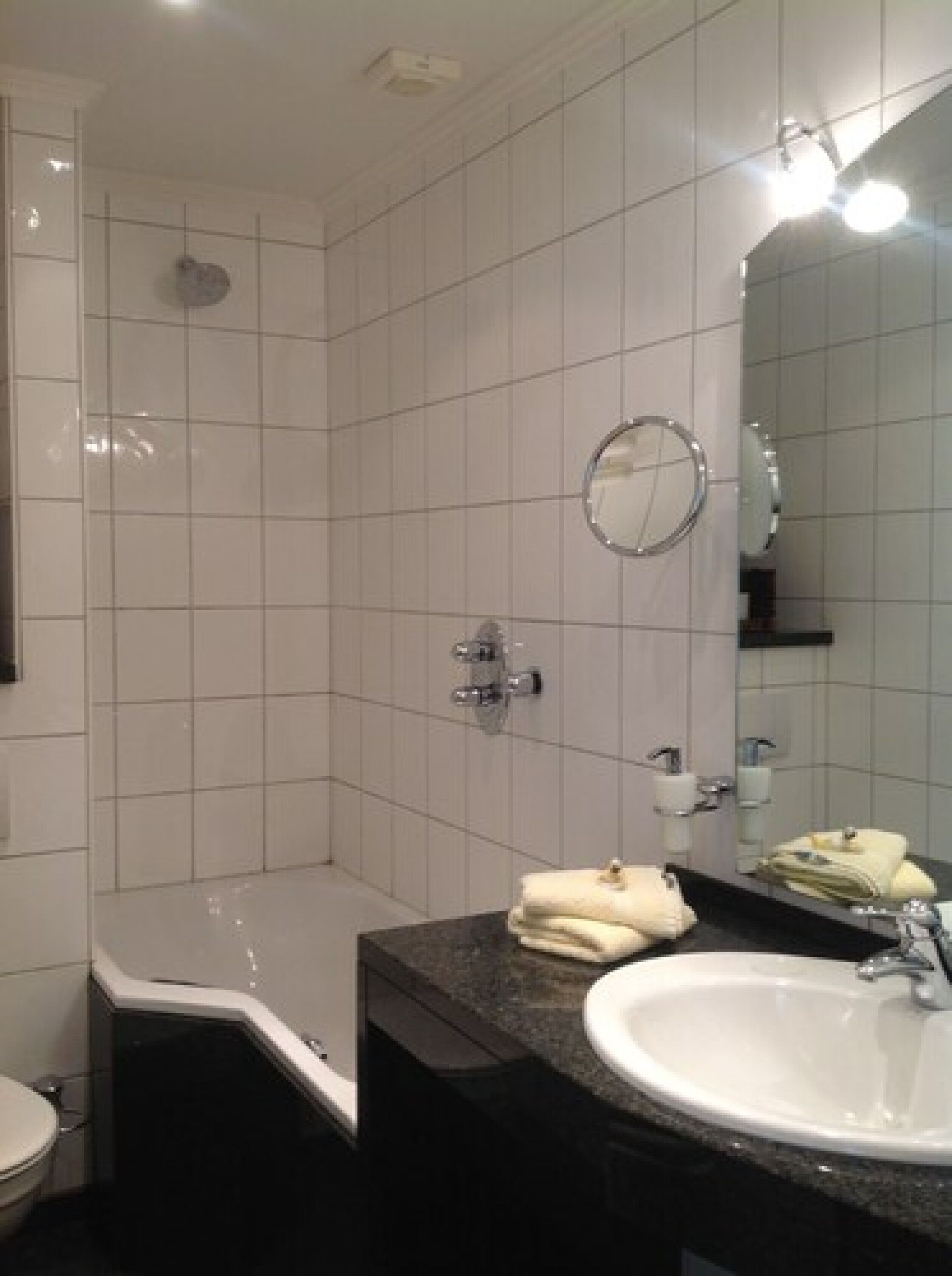Un baño con una bañera, un lavabo y un espejo.