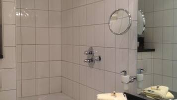 Un baño con una bañera, un lavabo y un espejo.