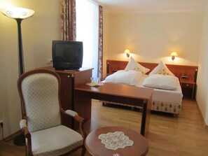 Deluxe-Doppelzimmer, 1 Schlafzimmer | Wohnbereich | Flachbildfernseher