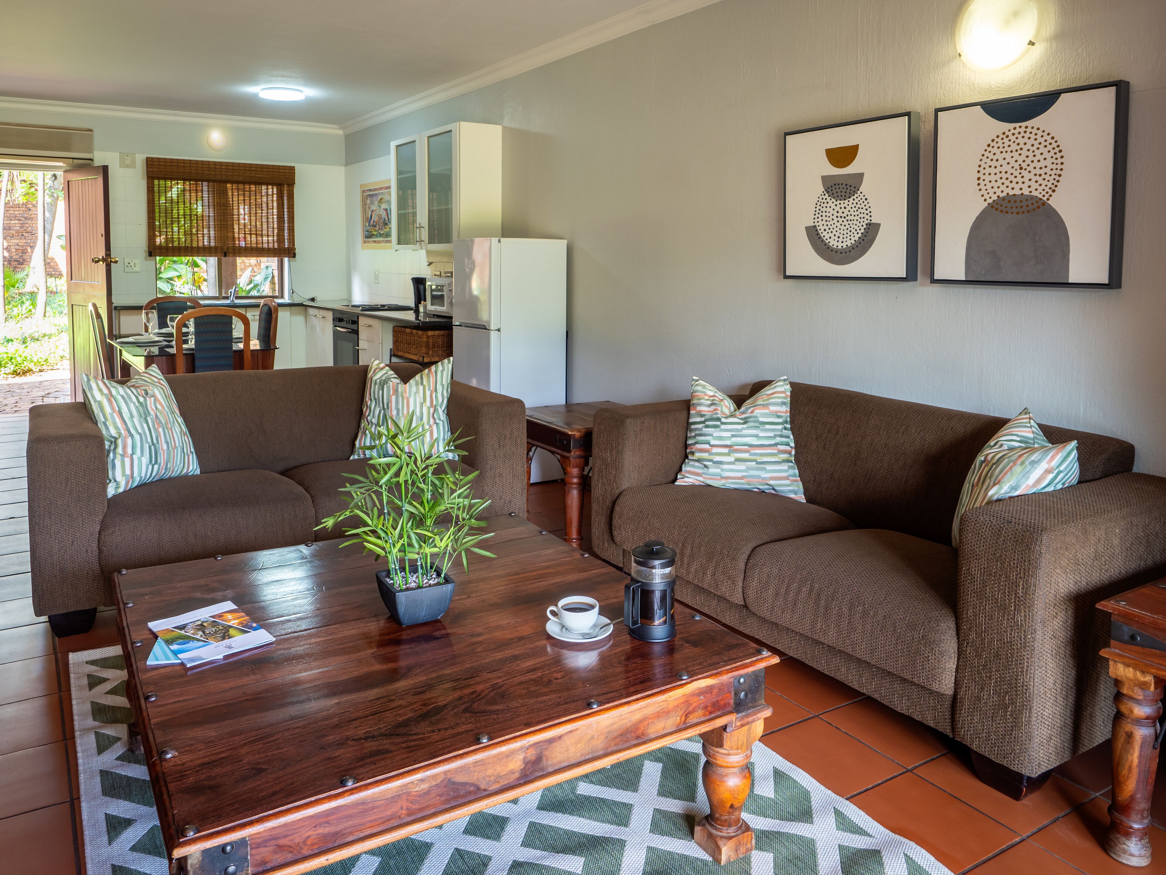 Familielejlighed - 2 soveværelser | Opholdsområde | 40-tommers LED-tv med satellitkanaler