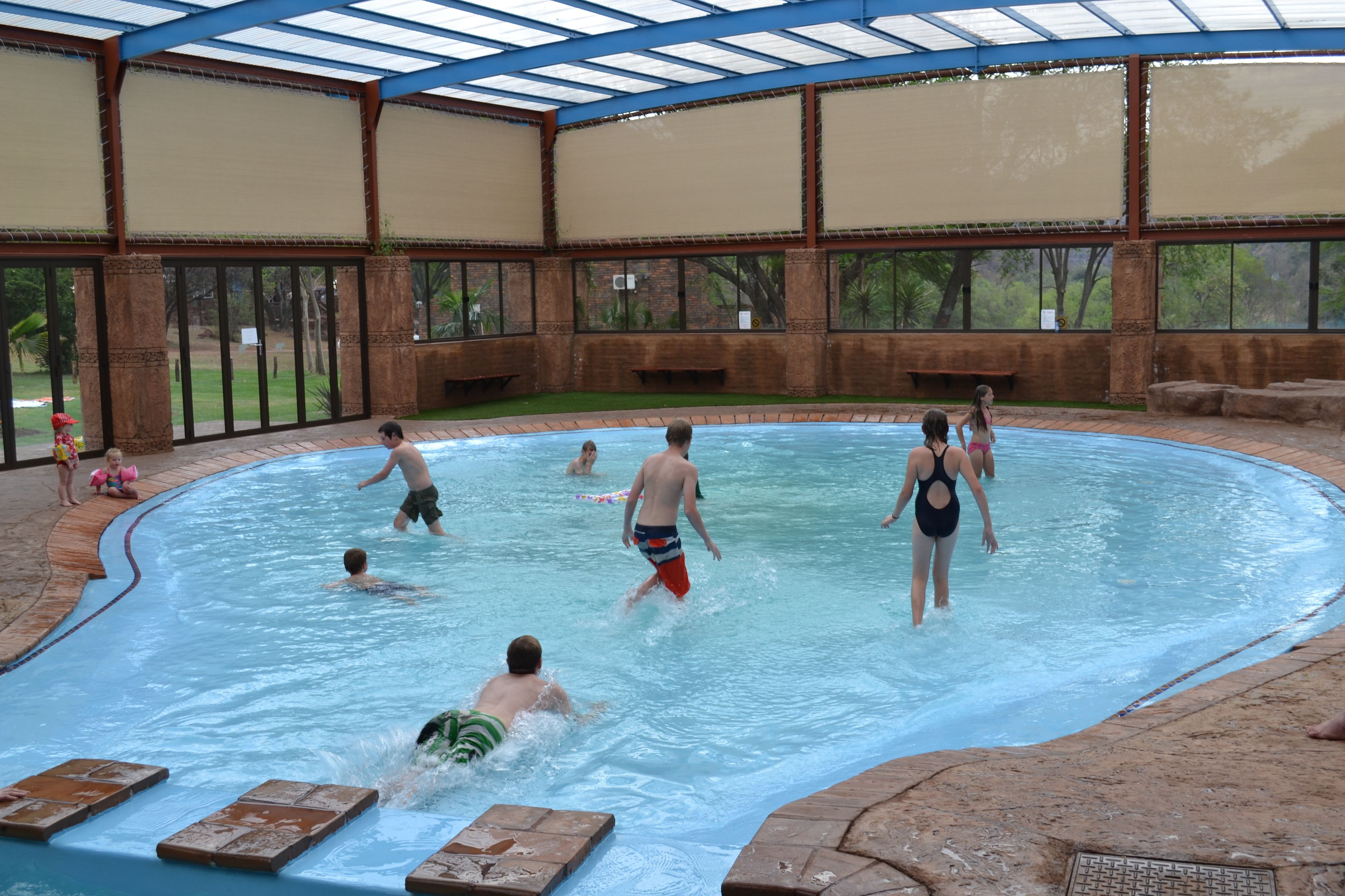 Een binnenzwembad, 3 buitenzwembaden