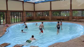 Een binnenzwembad, 3 buitenzwembaden