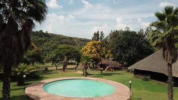 Kolam renang indoor dan 3 kolam renang outdoor