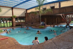 Una piscina cubierta, 3 piscinas al aire libre